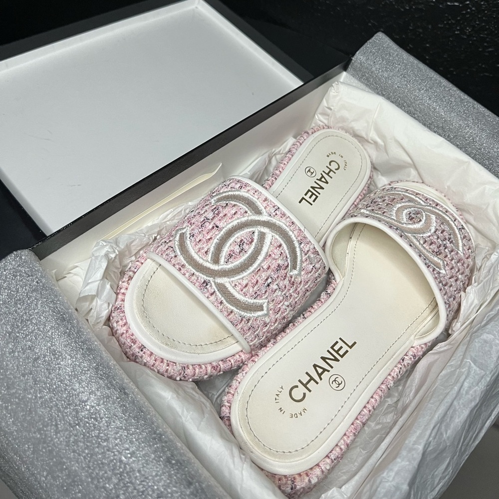 Chanel Pink 20p Tweed White Quilted CC Mesh Logo Mule Slide Flop Flat Sandals.